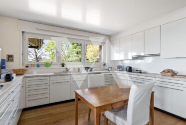 A vendre - Propriété d'Exception avec Vue Imprenable sur le Lac & les Alpes
