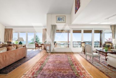 A vendre - Propriété d'Exception avec Vue Imprenable sur le Lac & les Alpes