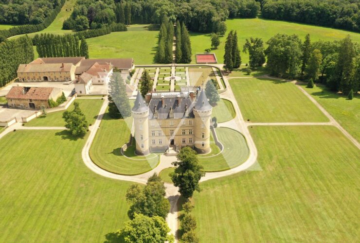 A vendre - Château d'exception situé au coeur du Jura français