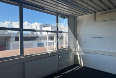 A louer - Atelier de plain-pied avec bureaux