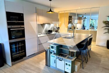 For sale – Beautiful 4.5-room apartment with terrace and 330 m² garden.