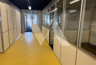 A louer - Atelier de plain-pied avec bureaux