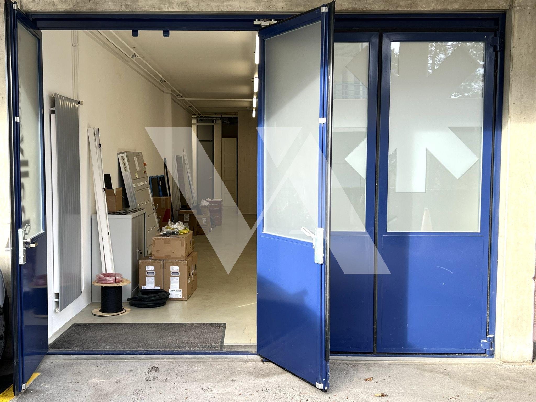 A louer – Atelier avec bureau à proximité du centre-ville et de l’autoroute