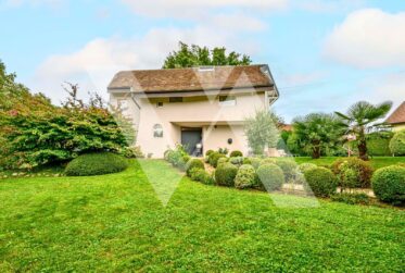 A vendre - Villa de caractère avec piscine à Signy