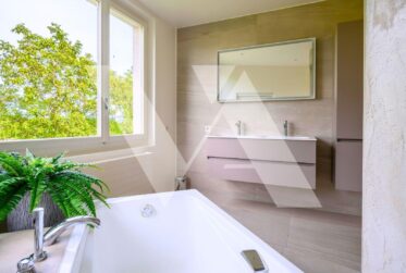 A vendre - Villa de caractère avec piscine à Signy